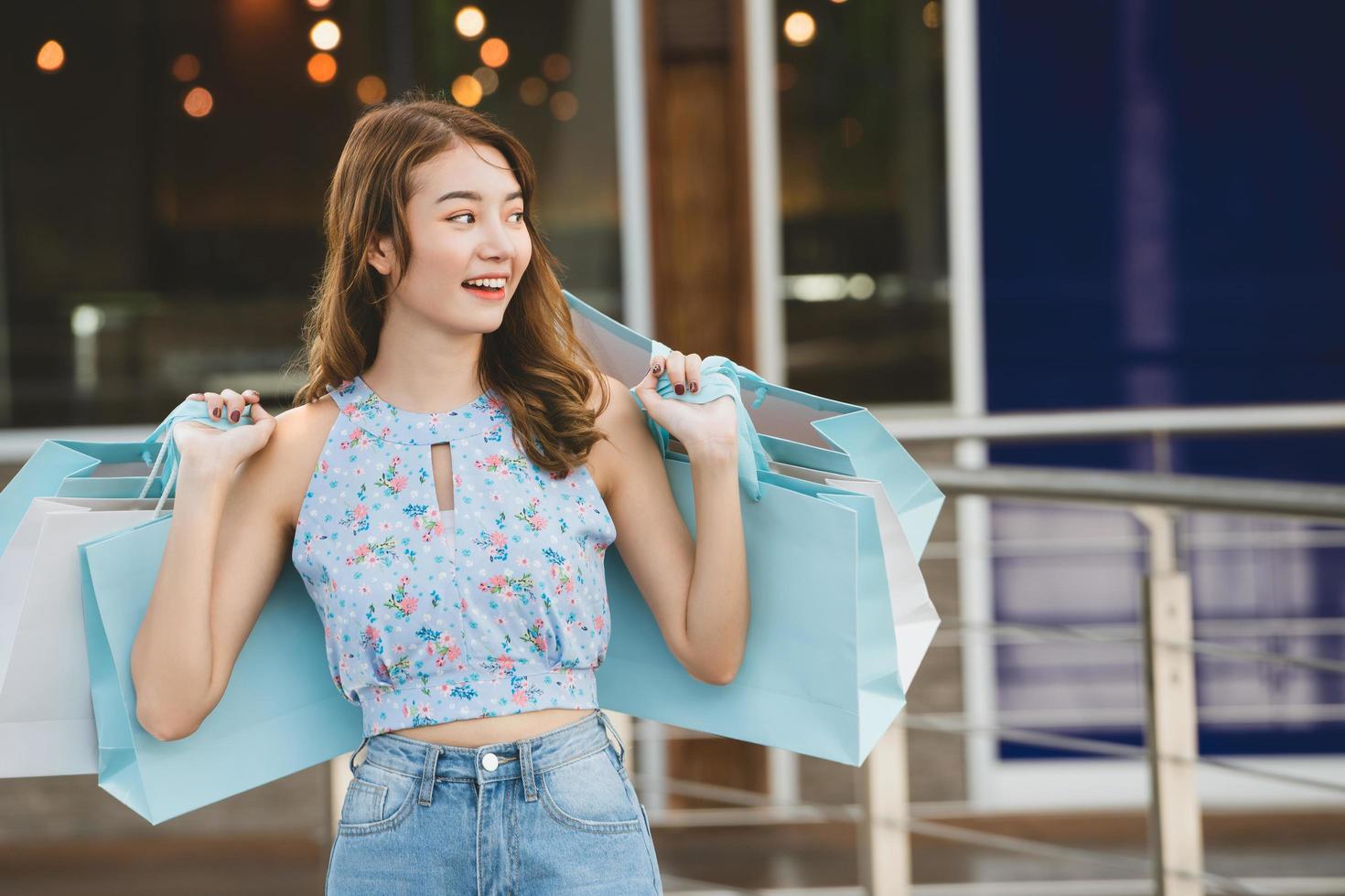 asie jeune femme dans un centre commercial photo