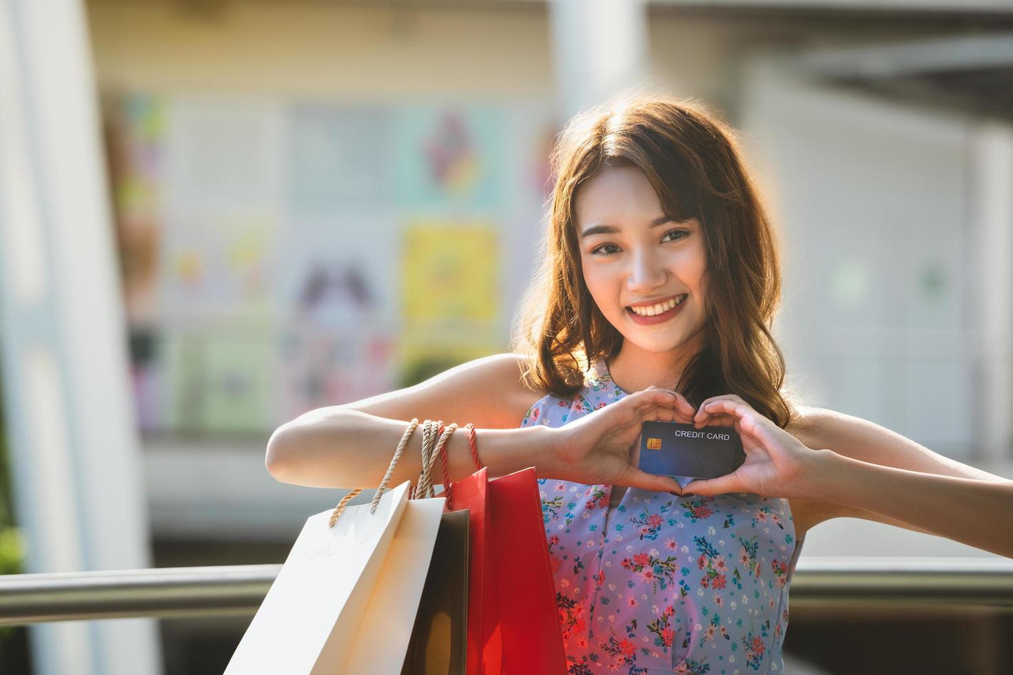 jeune femme asiatique shopping payer par carte de crédit. photo
