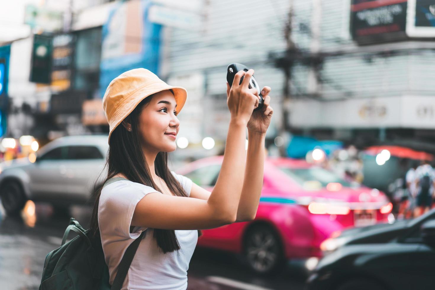 femme asiatique de style vintage avec appareil photo instantané à bangkok, thaïlande