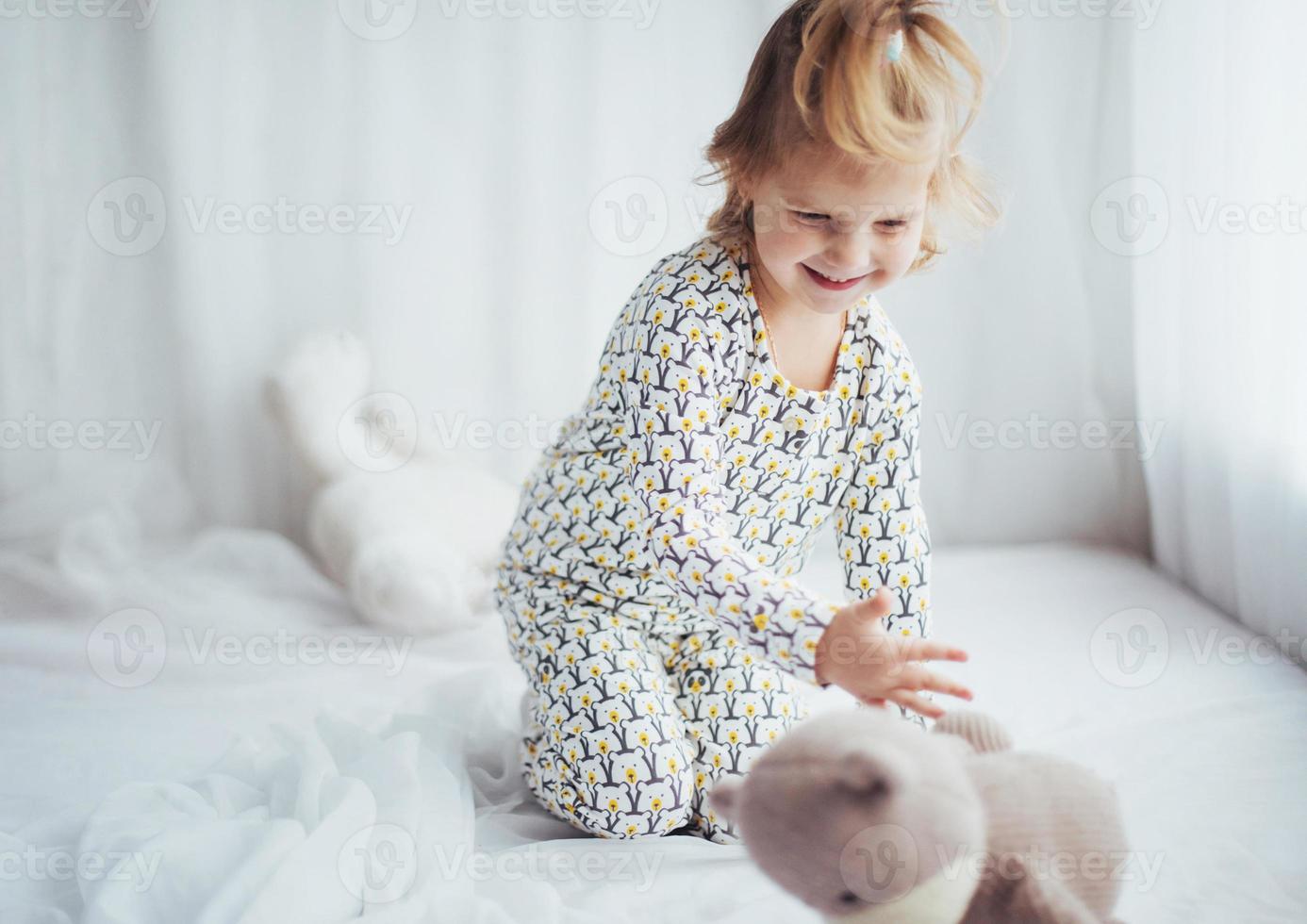 enfant en pyjama photo