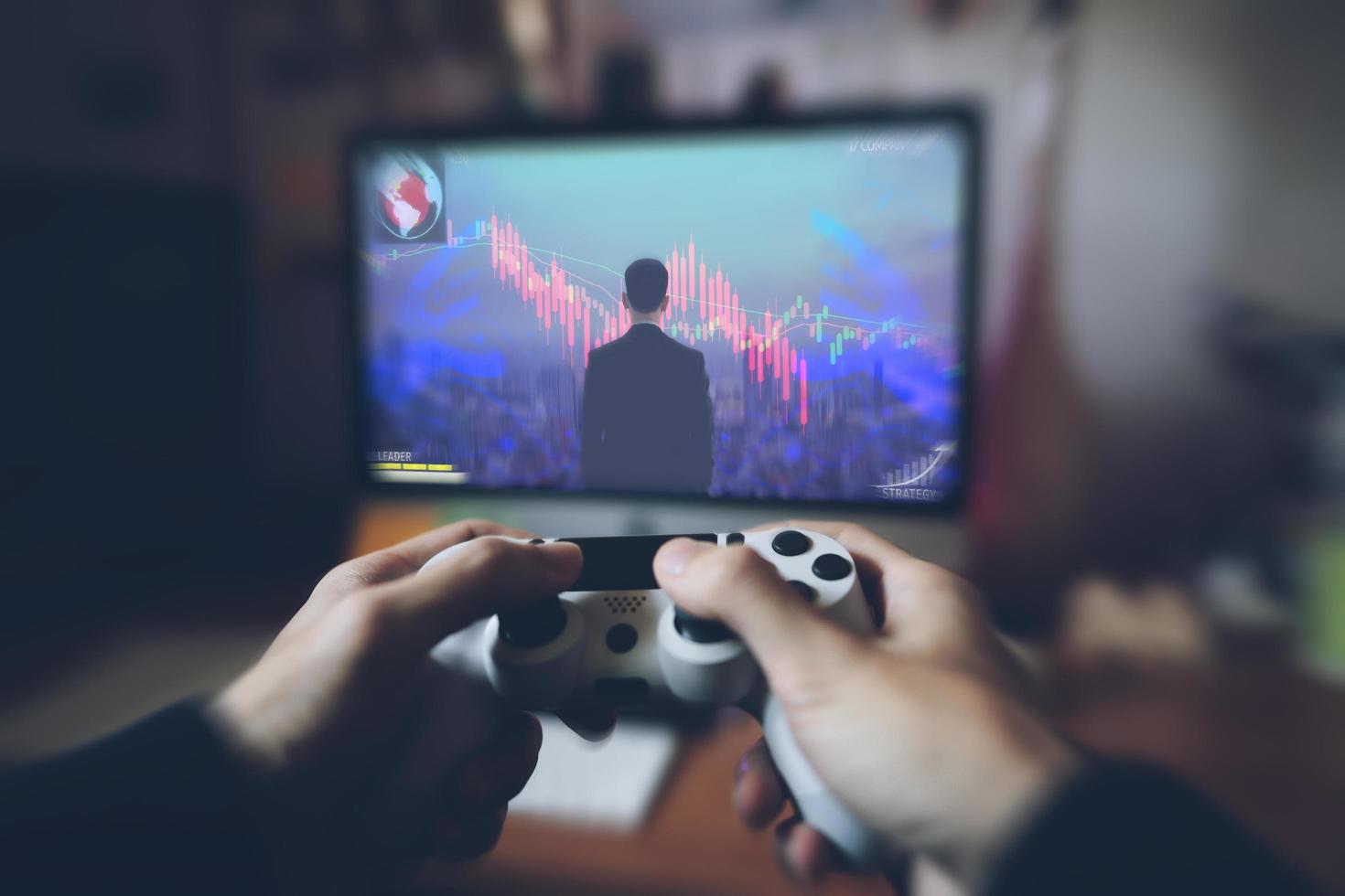 main adulte tenir le joystick jouant un concept de jeu d'entreprise. photo