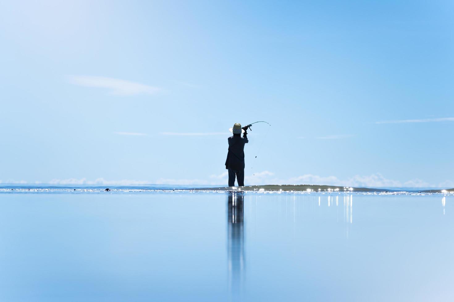 mode de vie local en plein air de pêcheur sur la mer de la plage en fin de matinée photo