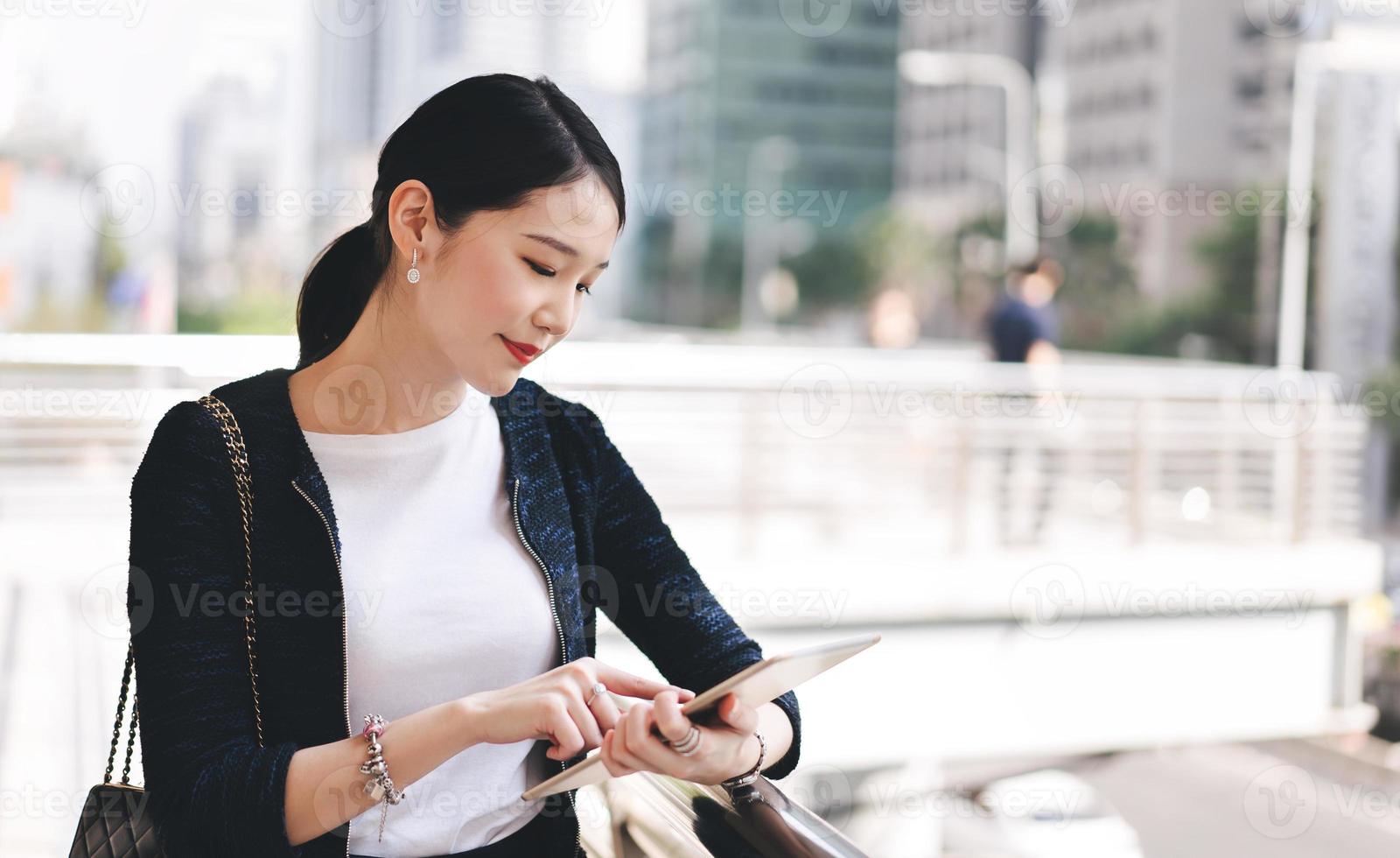 entreprise adulte travaillant une femme asiatique à l'aide d'une tablette numérique et a envoyé un e-mail au directeur de l'entreprise. photo