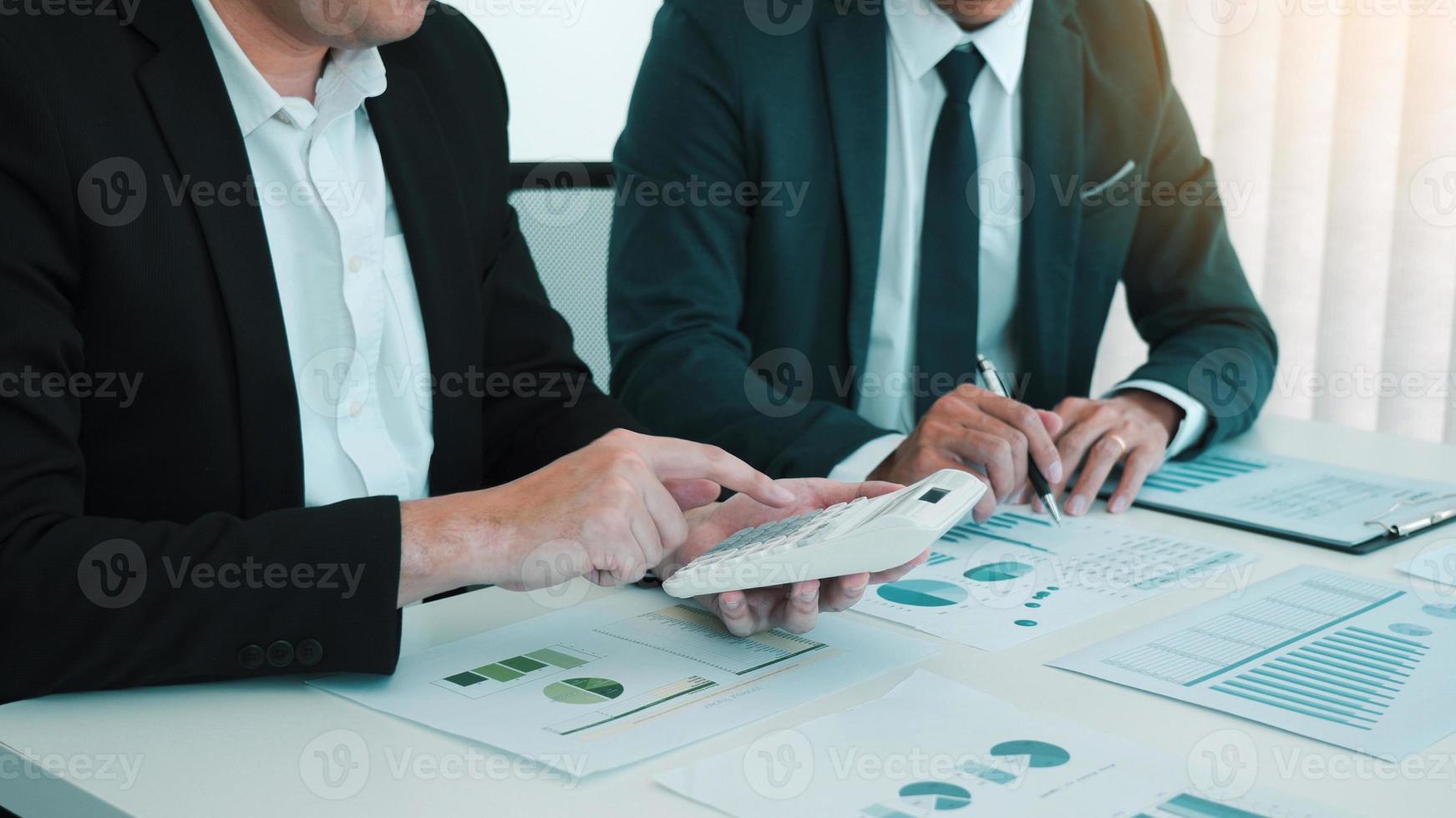 les hommes d'affaires discutant avec des collègues avec des entrepreneurs planifient des finances dans la salle de bureau. photo