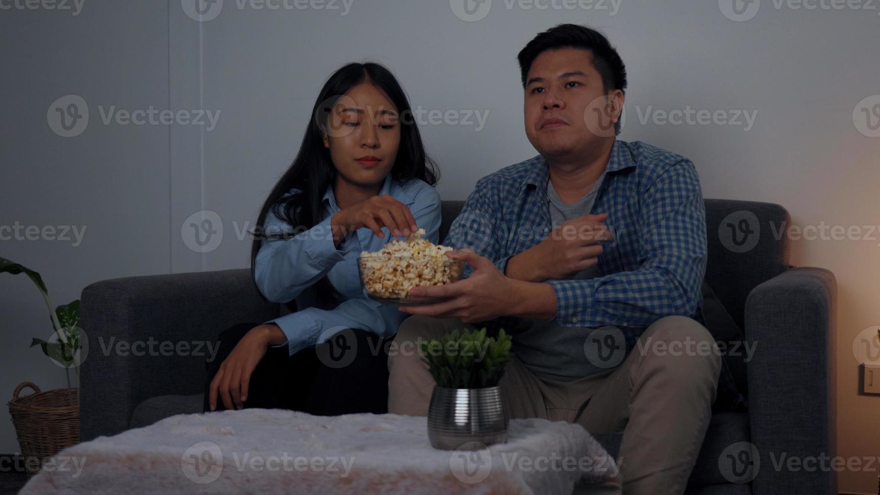 les couples asiatiques regardent des films à la télévision le week-end la nuit. photo