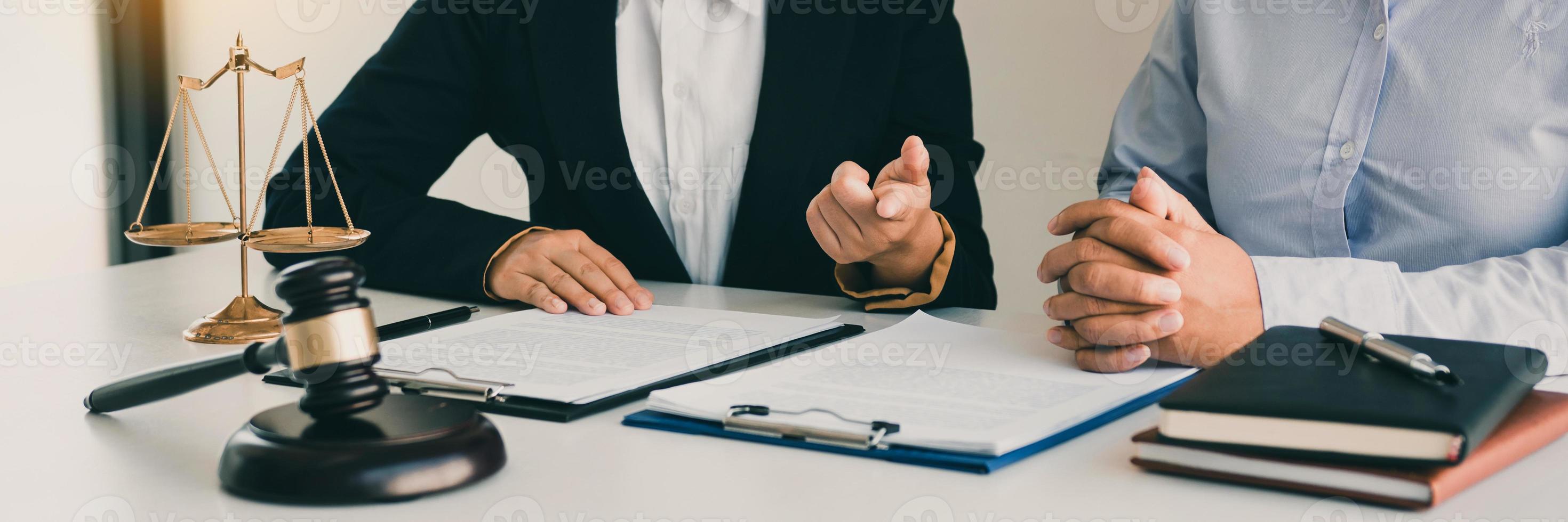 l'avocat a expliqué au client les questions juridiques qui doivent être portées devant le tribunal au bureau. photo