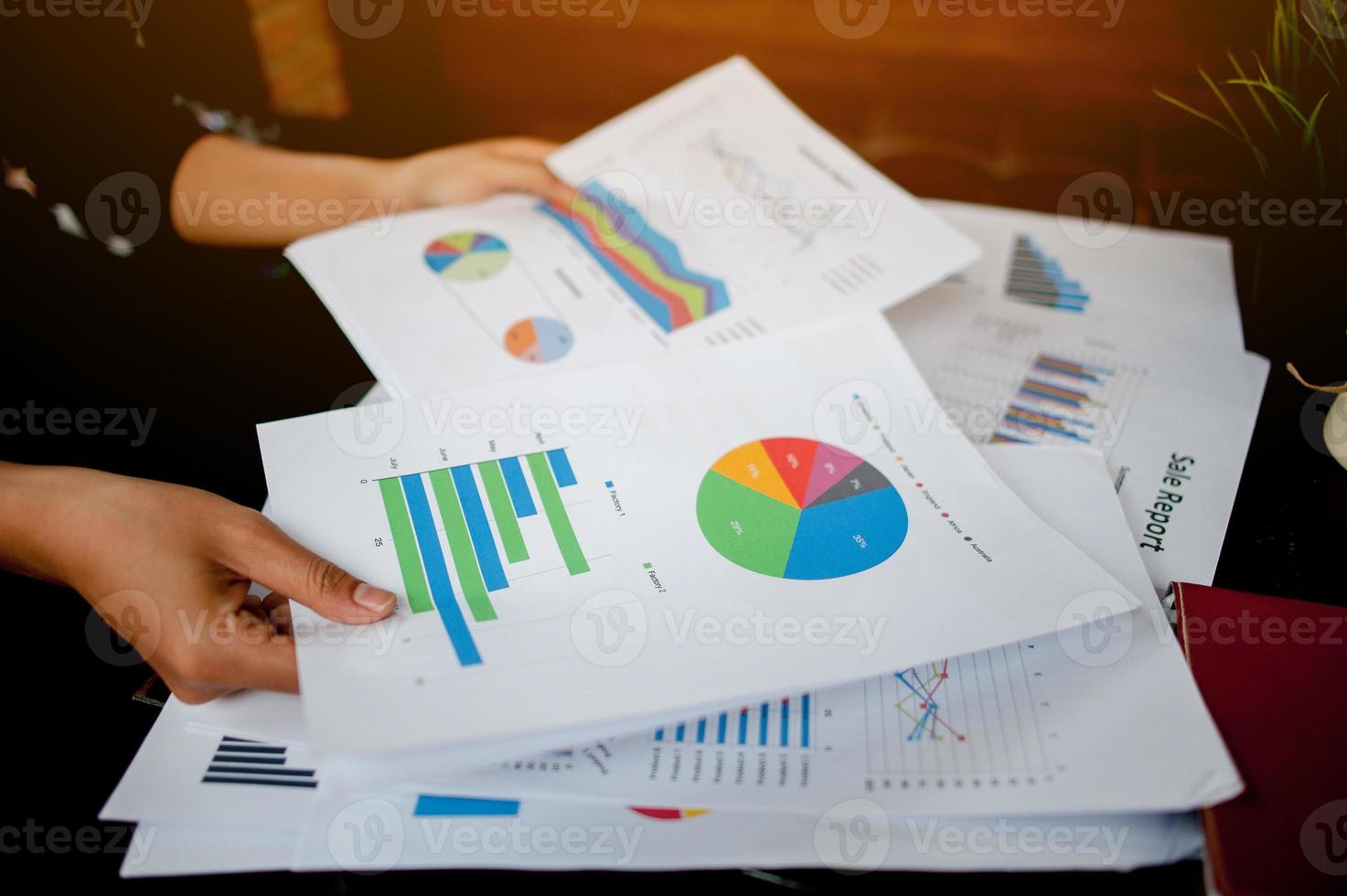 homme d'affaires travaillant dans un bureau informatique et des graphiques sur son bureau. idées d'affaires et espace pour la copie. photo