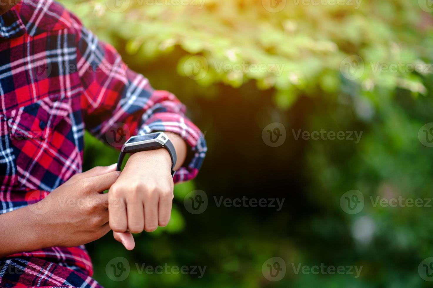 les mains et les montres numériques des garçons regardent l'heure au poignet. l'orientation est ponctuelle. photo