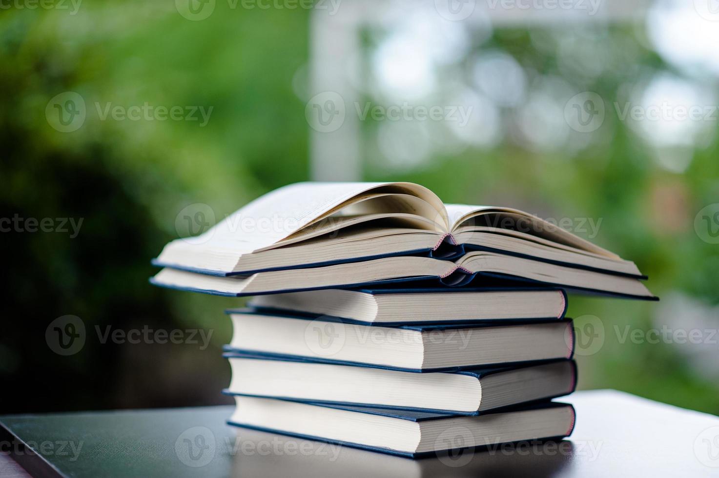 le livre est posé sur le sol. livre en cuir blanc et étude du concept d'empathie et de développement photo