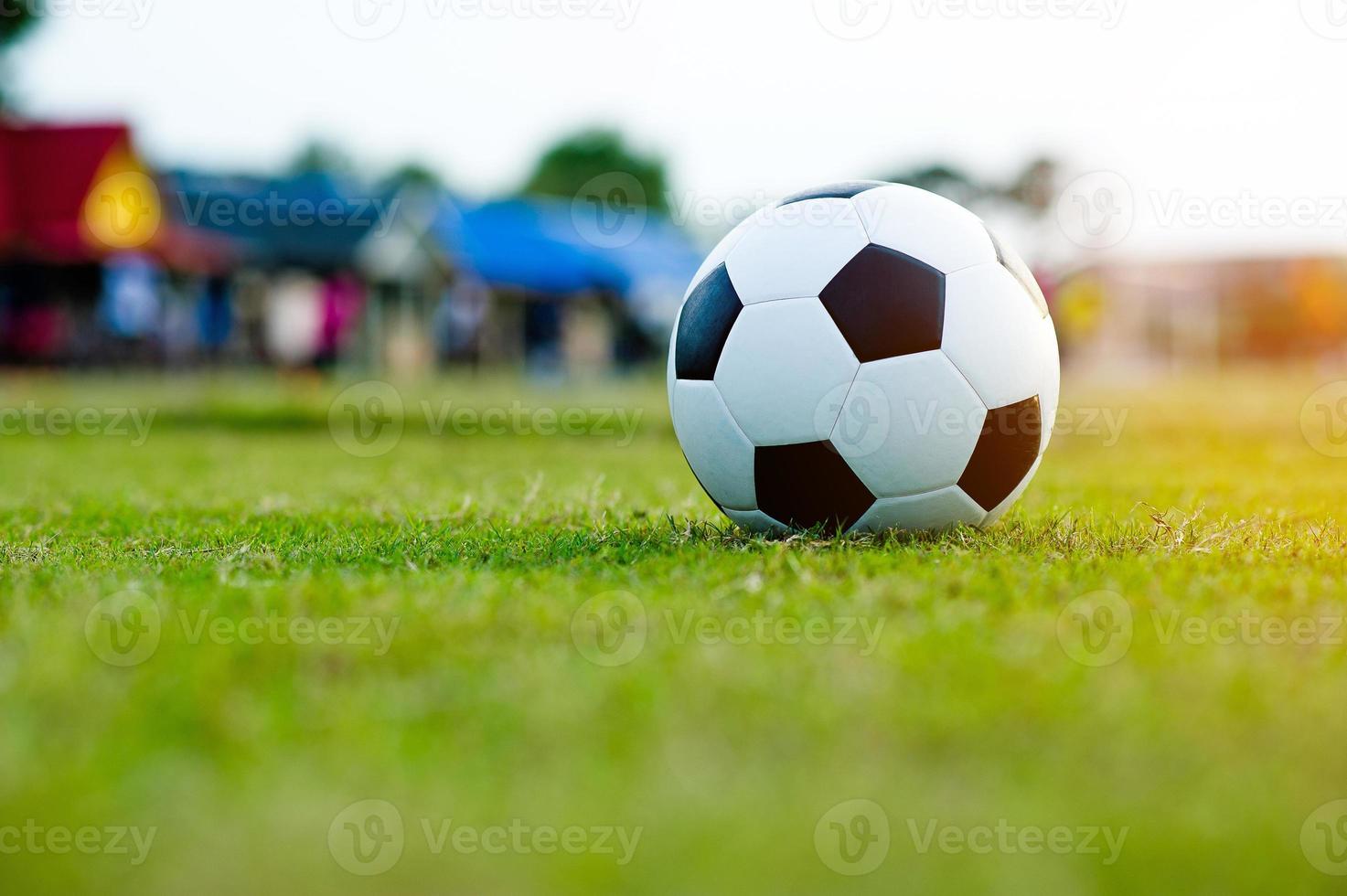 le ballon sur l'herbe dans le champ vert sur le terrain de football prêt pour la pénalité. et commencer à jouer au football sérieusement. photo