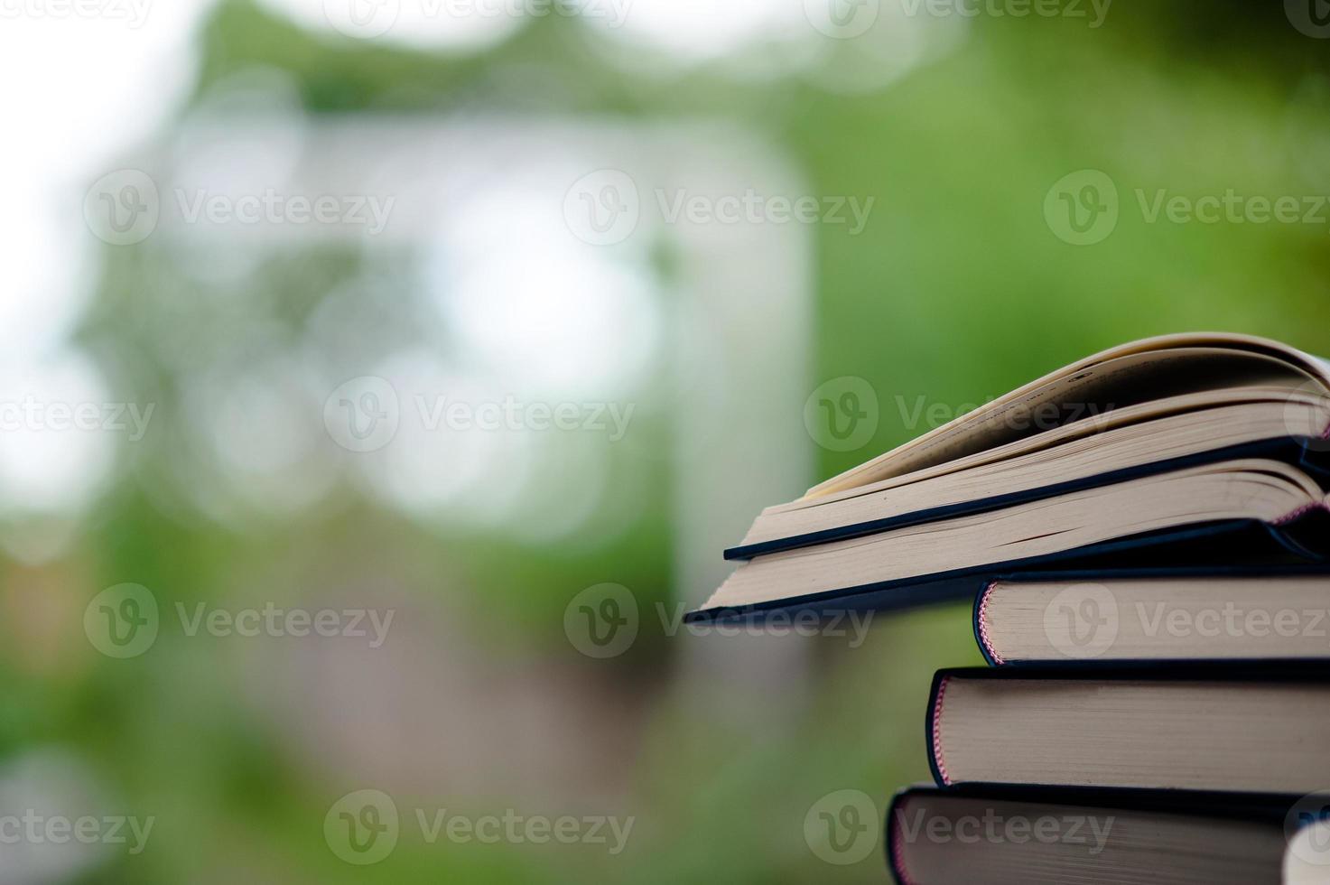 le livre est posé sur le sol. livre en cuir blanc et étude du concept d'empathie et de développement photo