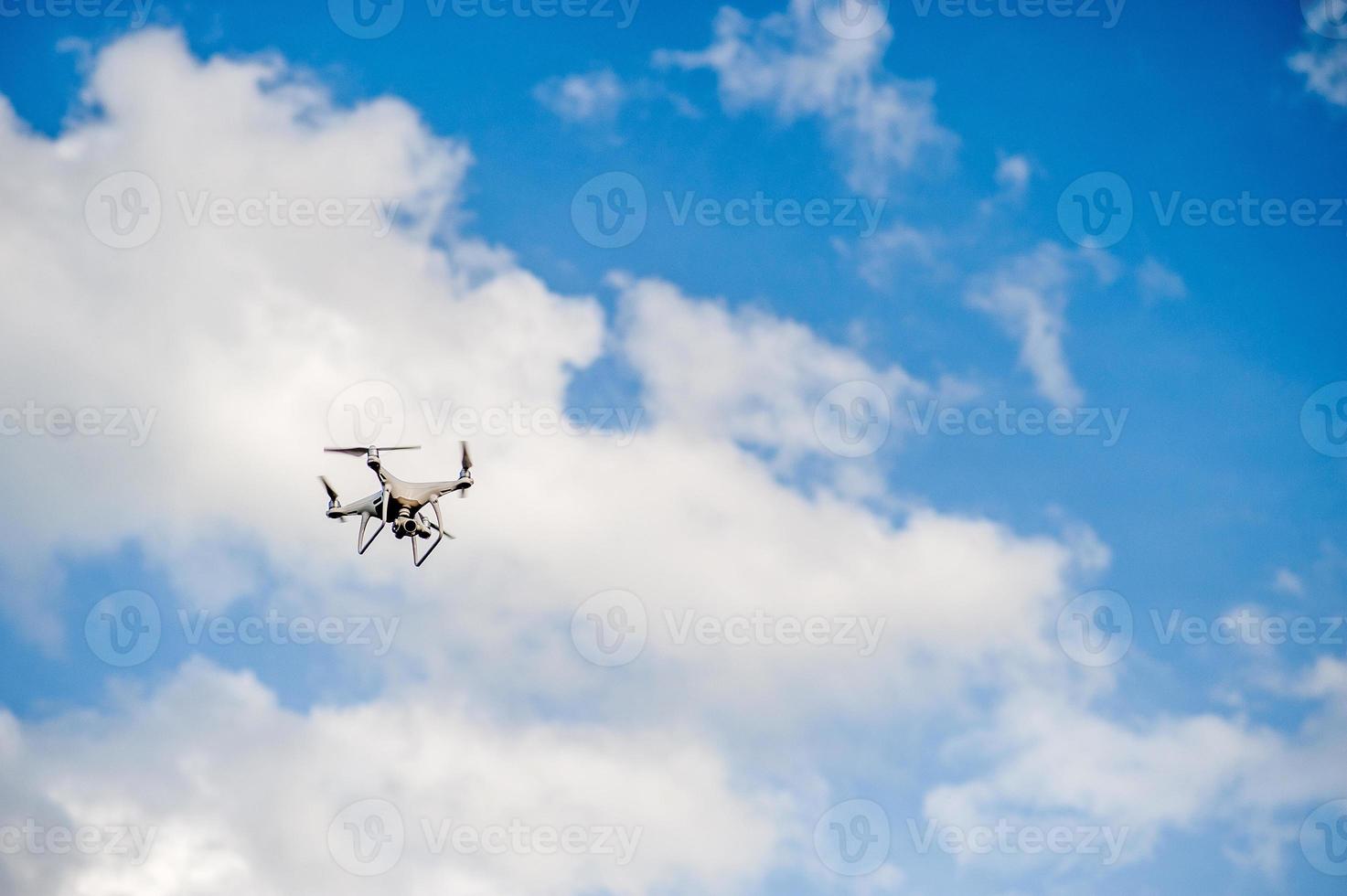 équipement de photographie aérienne volant dans le ciel bleu. et copier l'espace photo