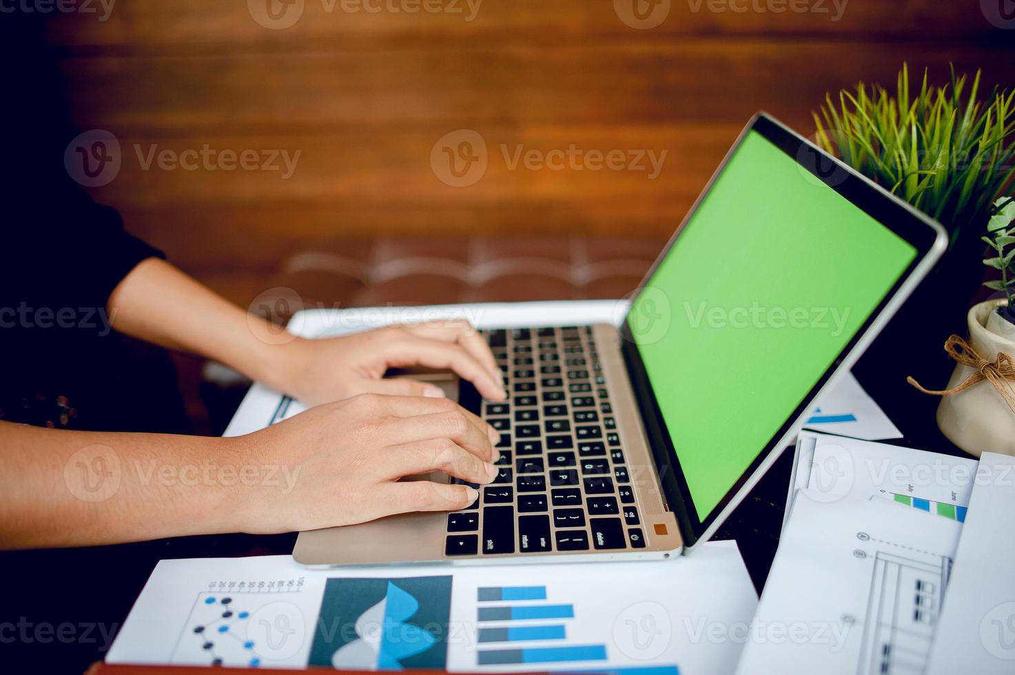 jeune femme tapant sur ordinateur dans un café. concept d'entreprise et papier millimétré ont un espace de copie photo
