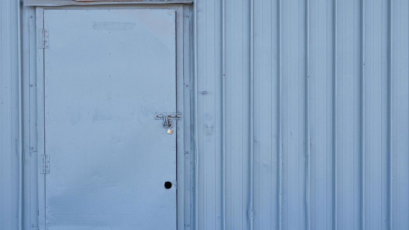 porte d'entrepôt pour le stockage. la porte en métal solide a un cadenas. modèle de mur, modèle de conteneur. armoires de stockage ou entrepôts. photo