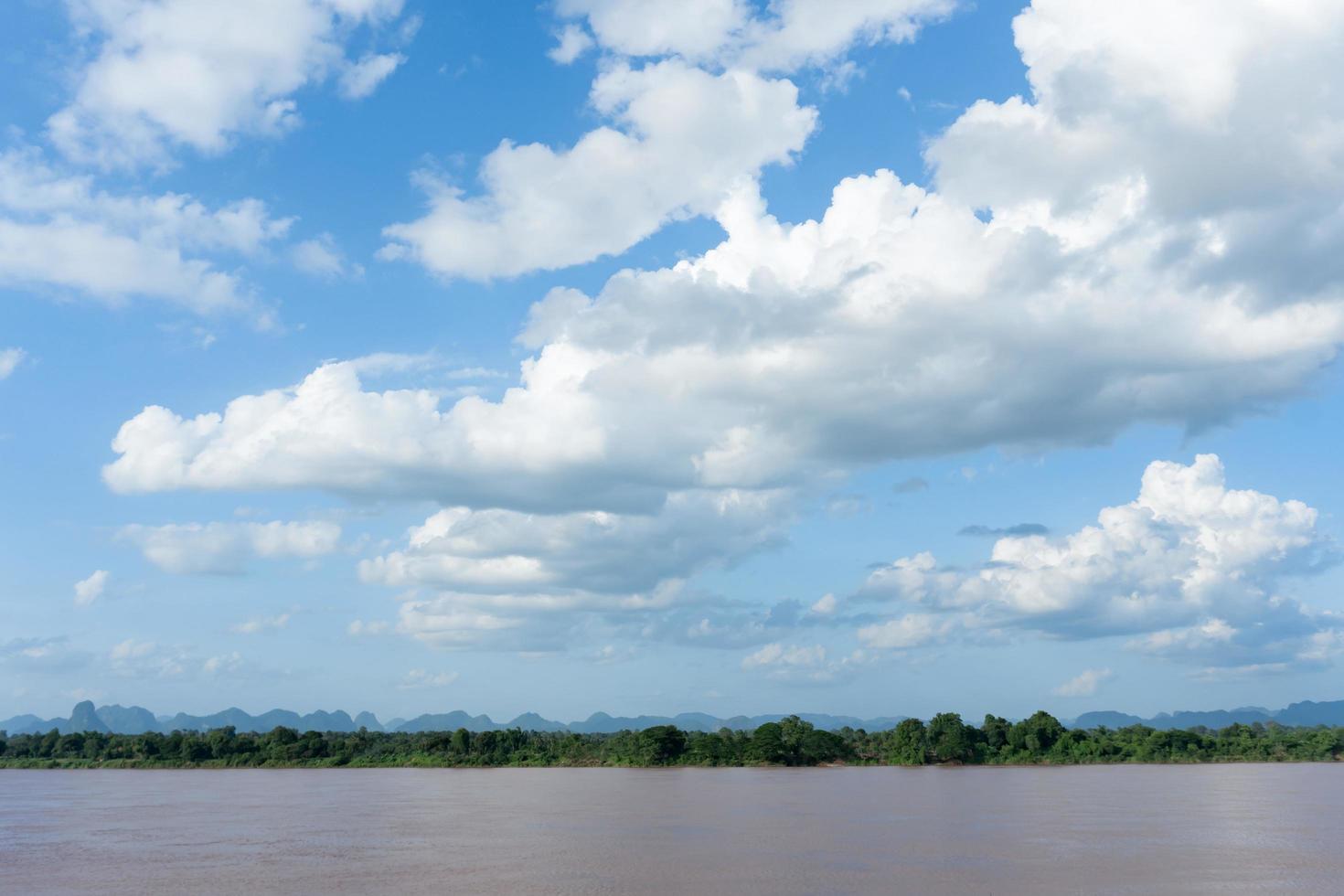 rivière et cirrus, cumulus sur fond de ciel bleu. photo