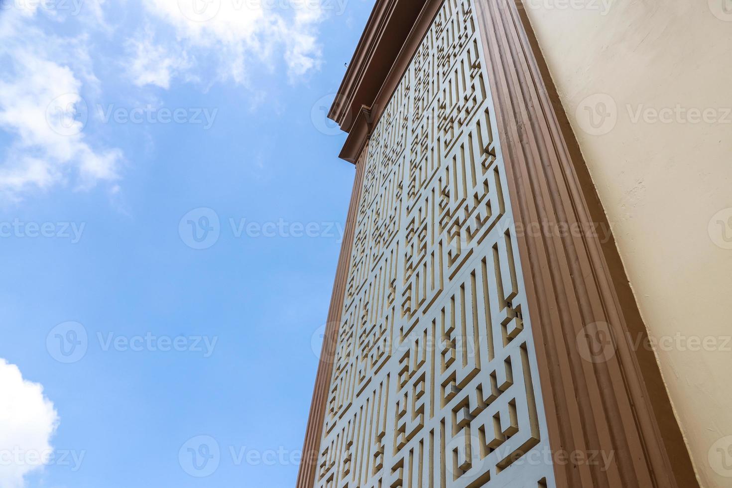 calligraphie sur le mur de la mosquée photo