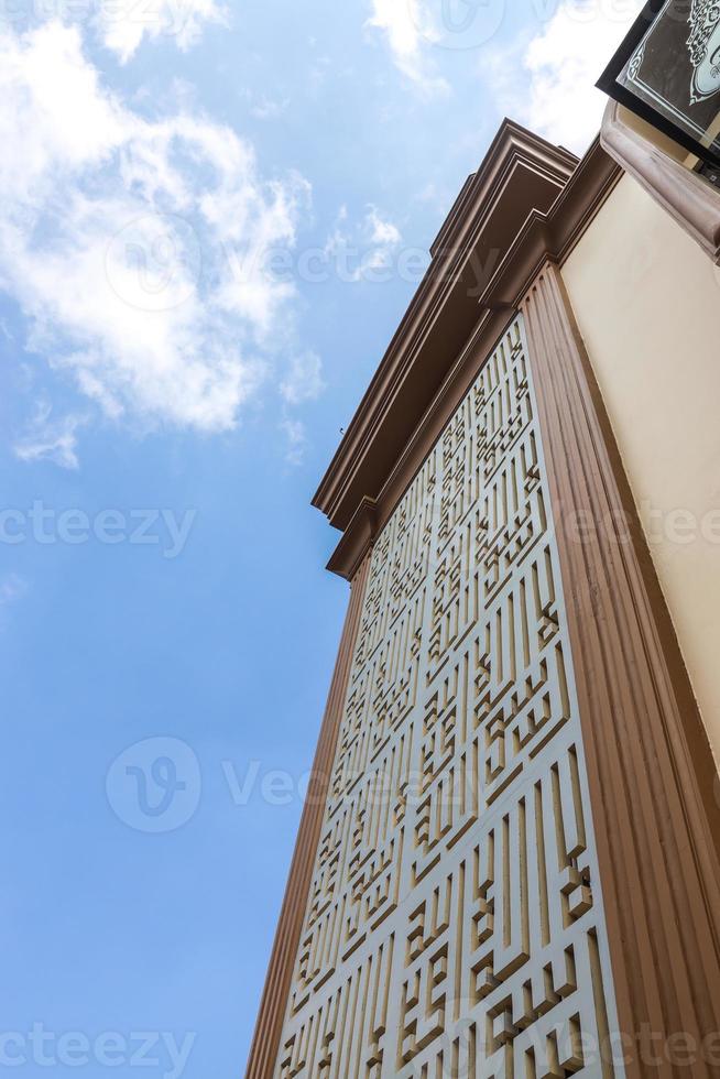 calligraphie sur le mur de la mosquée photo