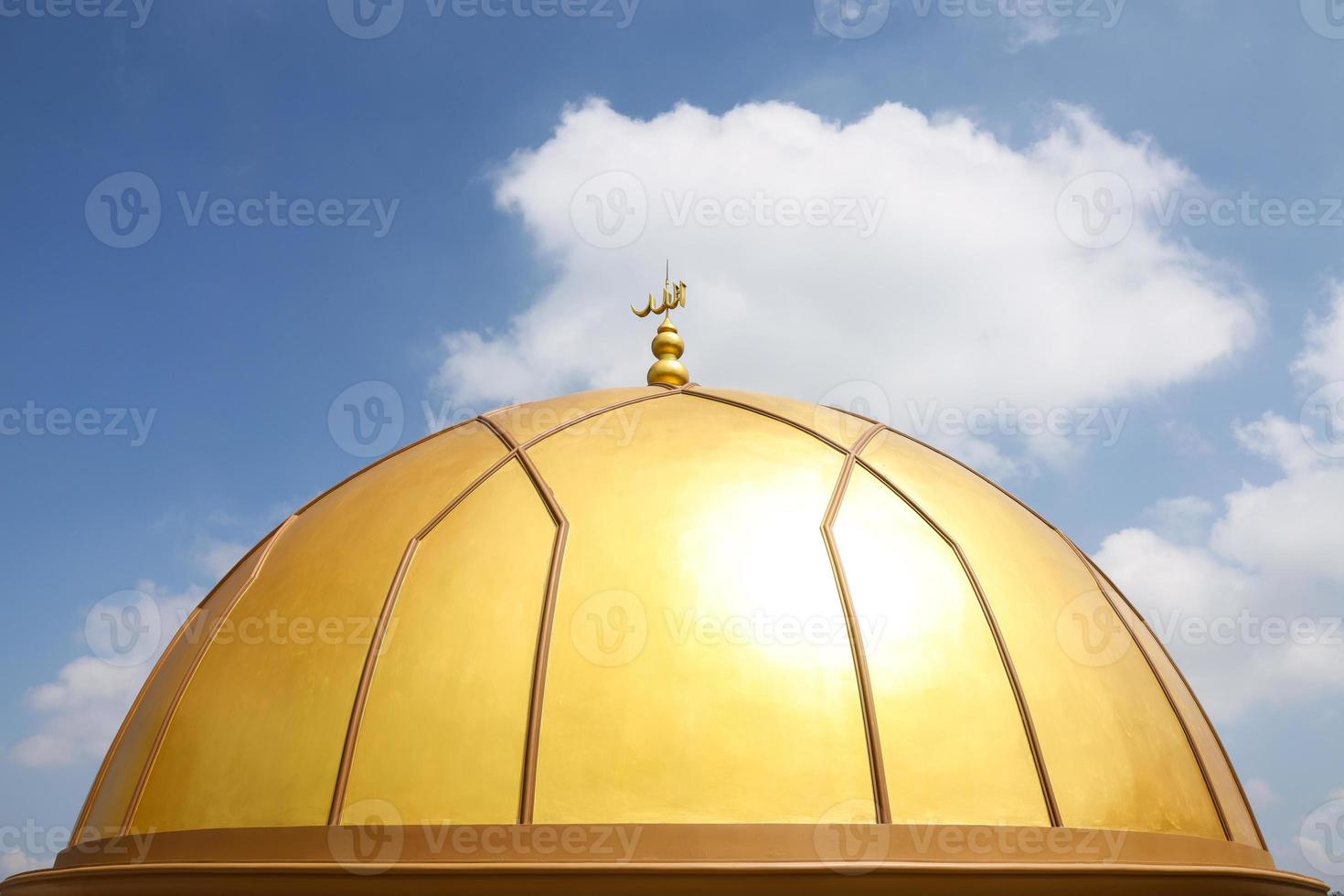 dôme doré et haute tour de la mosquée avec fond de ciel photo