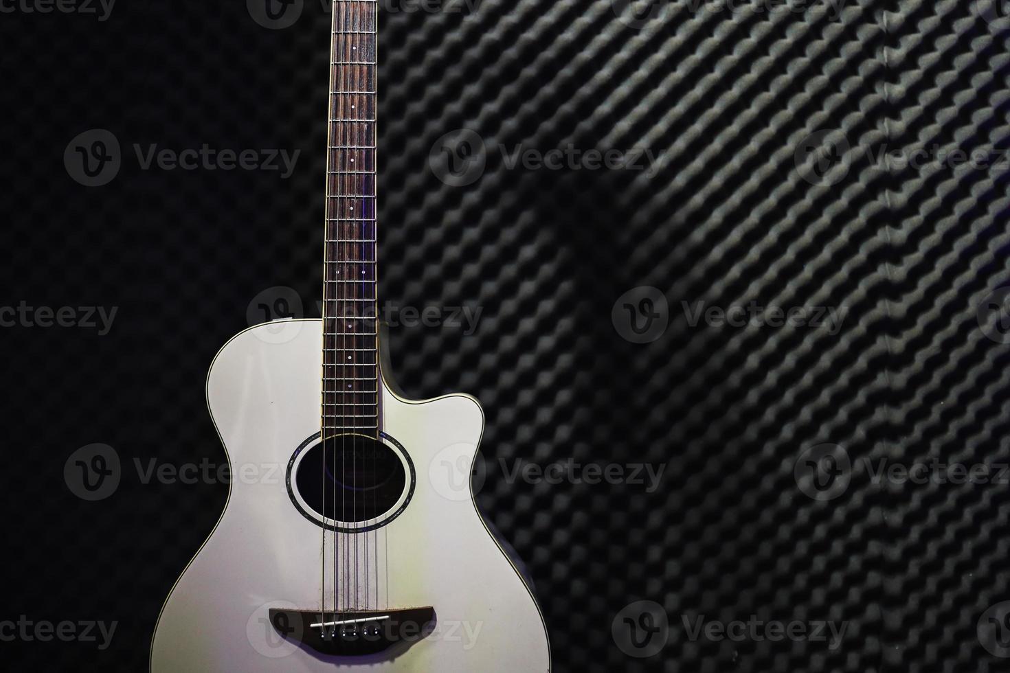 Guitare acoustique blanche debout dans le studio d'enregistrement photo