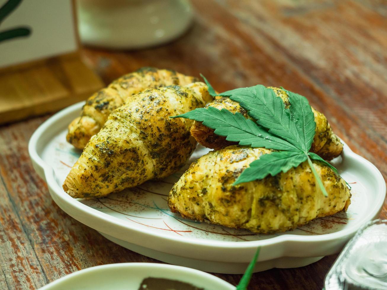 les croissants mélangent la puissance du cannabis séché et sont décorés de feuilles fraîches. photo