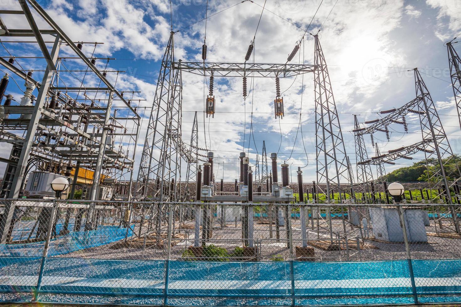 partie d'une sous-station haute tension avec interrupteurs et sectionneurs photo