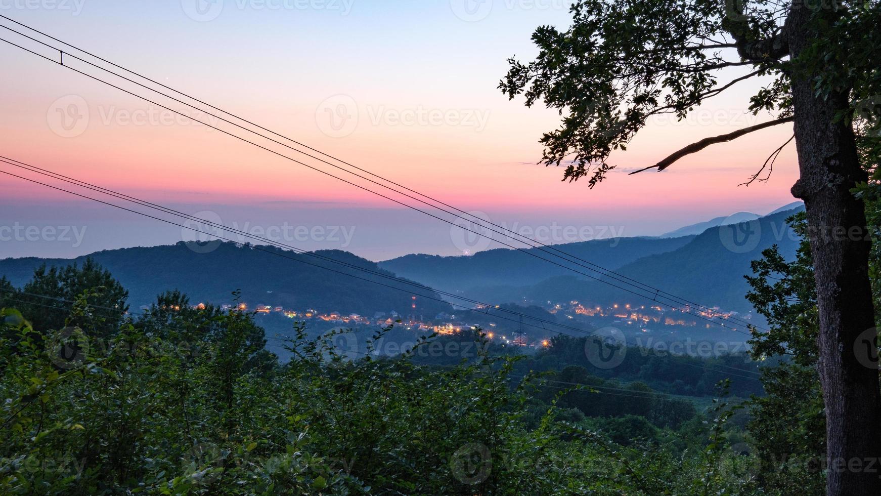 vue sur volkonka et solonik au coucher du soleil sotchi russie photo