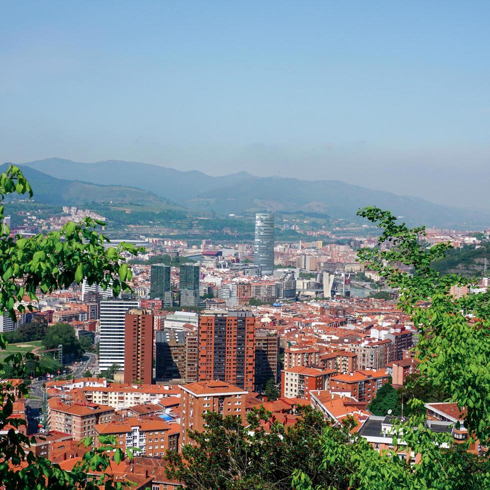 vue sur la ville depuis la ville de bilbao en espagne, destinations de voyage photo