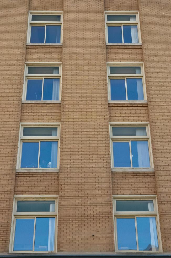 reflet du ciel sur les fenêtres d'un édifice patrimonial photo