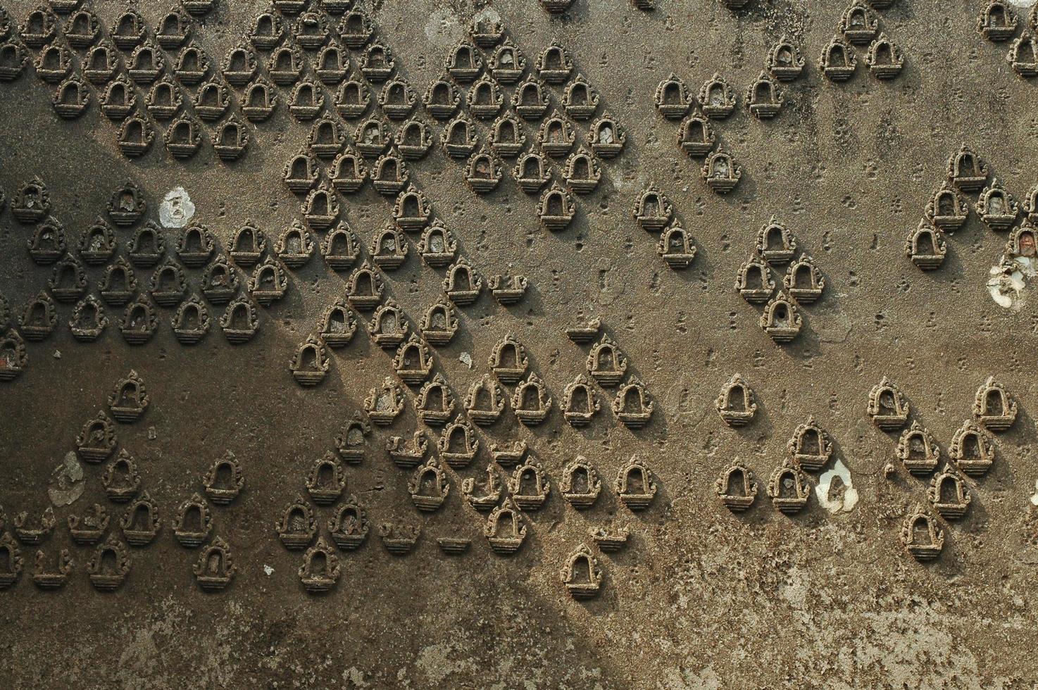 mur d'amulettes de bouddha dans le temple sous-marin de sangkhlaburi en thaïlande photo