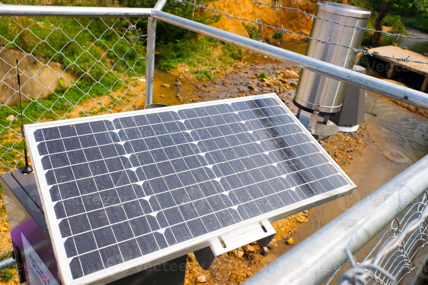 un panneau solaire dans le système d'alerte automatique météo, eau. l'usine d'énergie solaire. panneaux solaires bleus. une source alternative d'électricité. photo