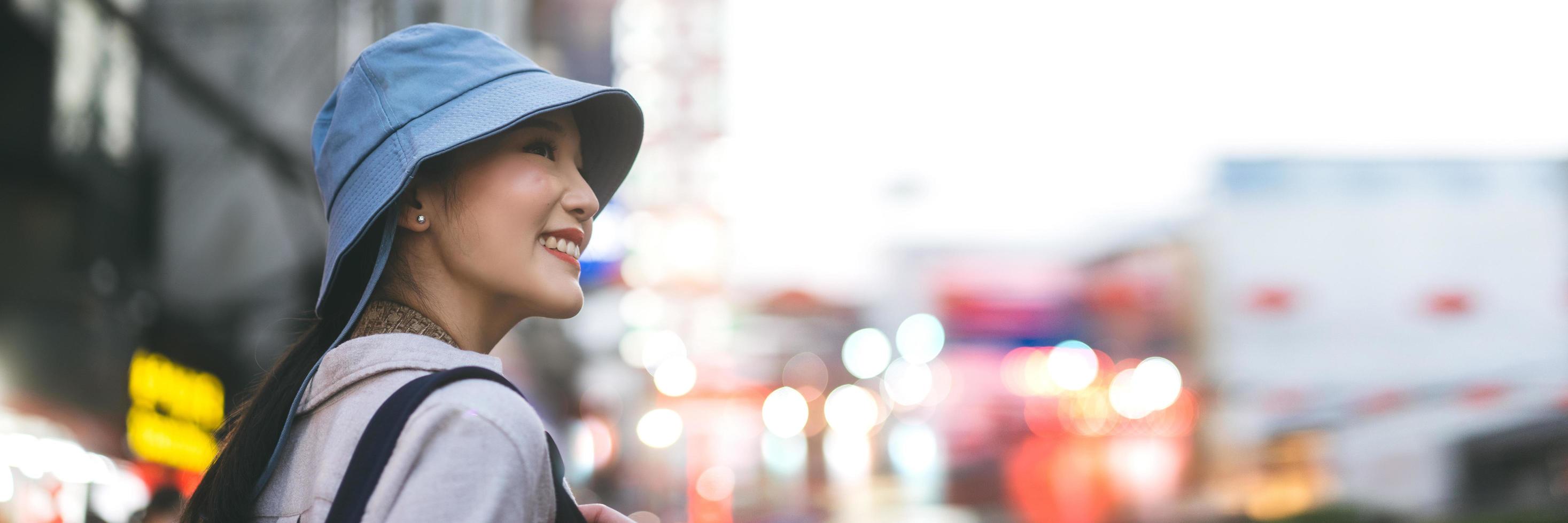 jeune adulte asiatique femme travellerin city lifestyle bannière taille avec copie espace arrière-plan. photo