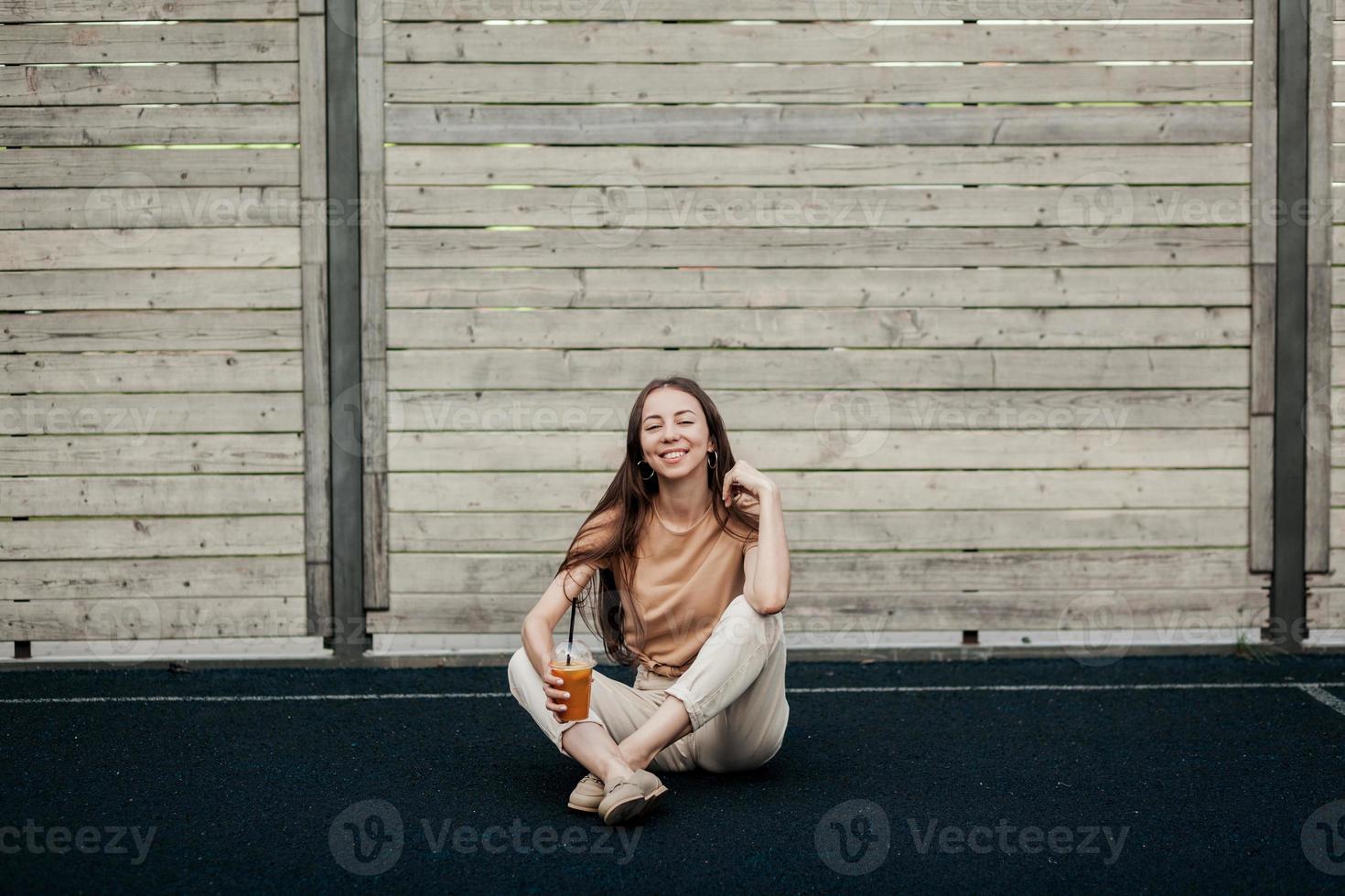 portrait d'une jeune fille souriante tenant une tasse de boisson photo