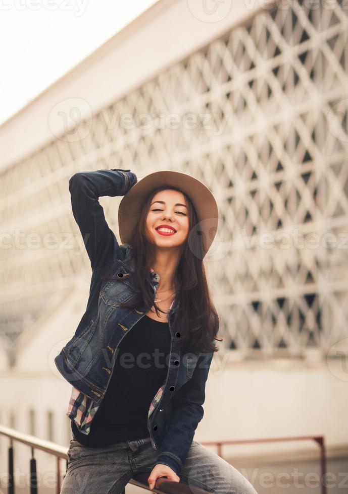 portrait de fille heureuse au chapeau photo