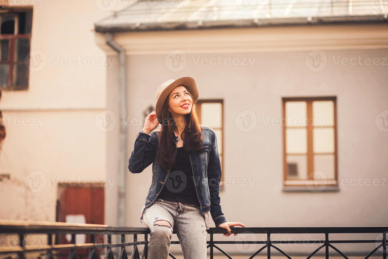 jolie fille assise sur la balustrade photo