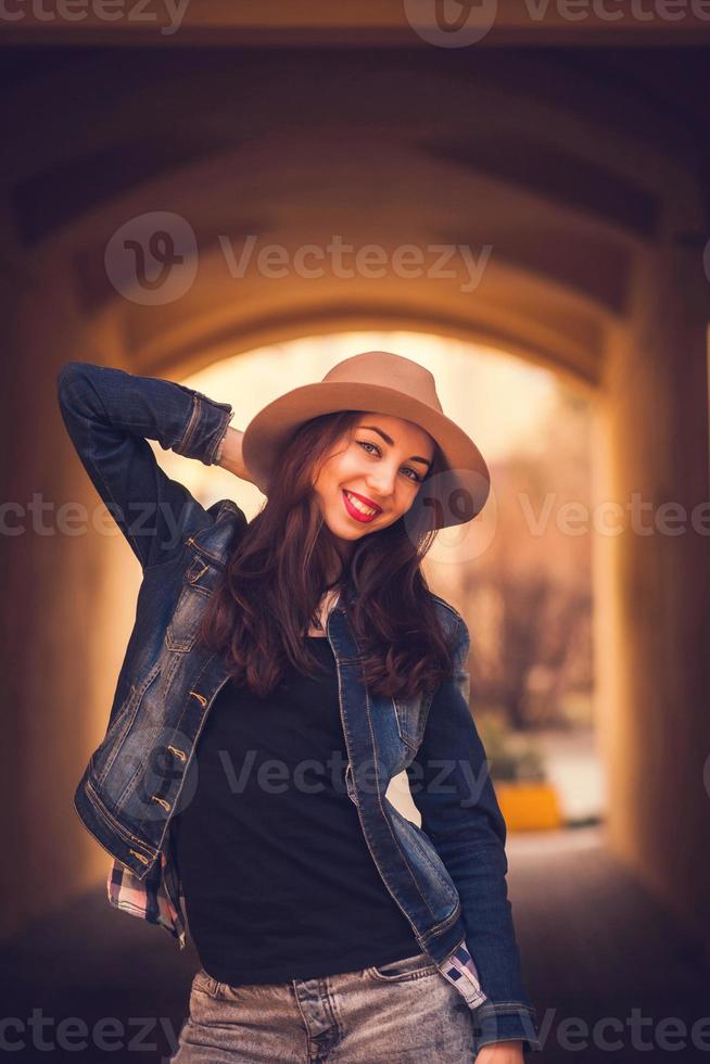 fille gaie au chapeau posant photo