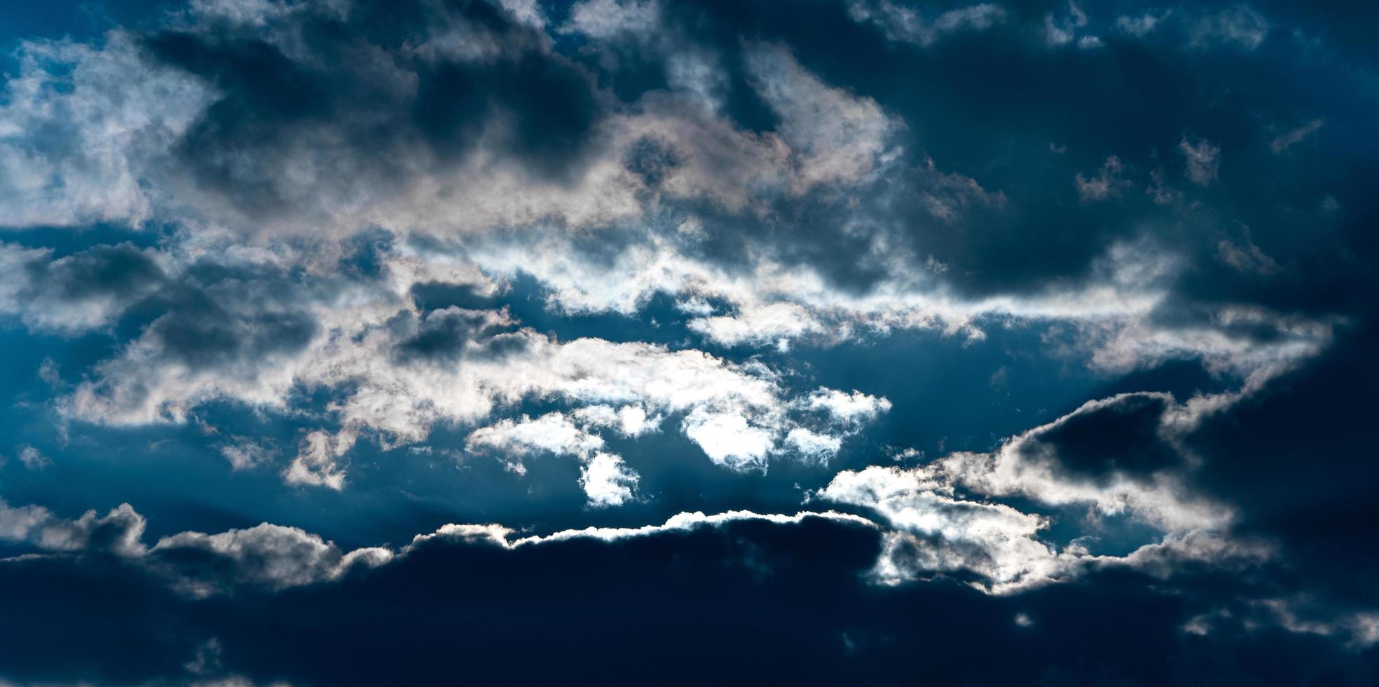 nuages dramatiques et ciel bleu en été. photo