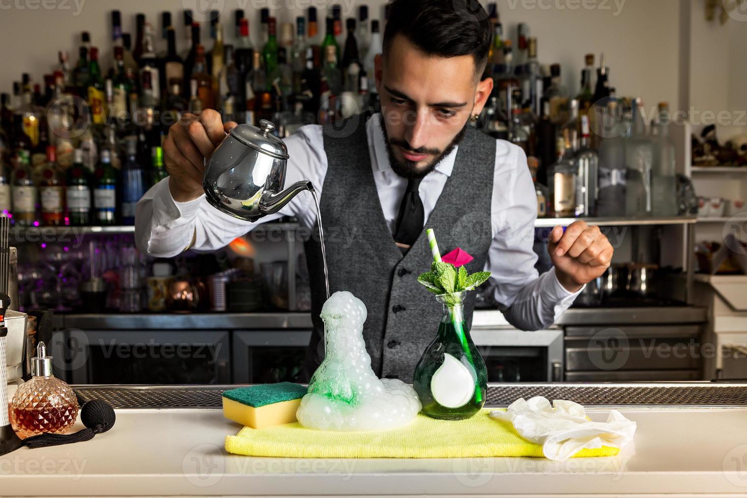 barman créatif faisant un cocktail moléculaire photo
