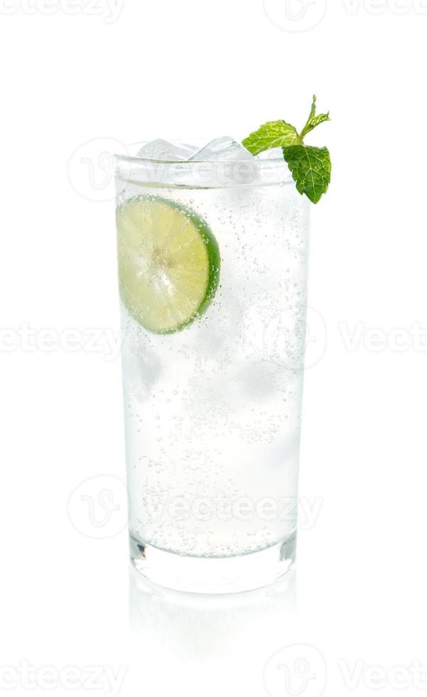 boisson gazeuse au citron vert avec de la glace photo