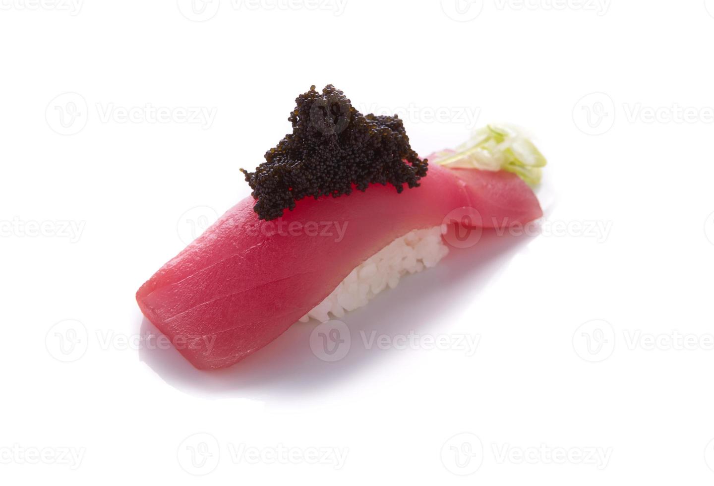 sushi débordant, thon maguro, un plat japonais populaire photo