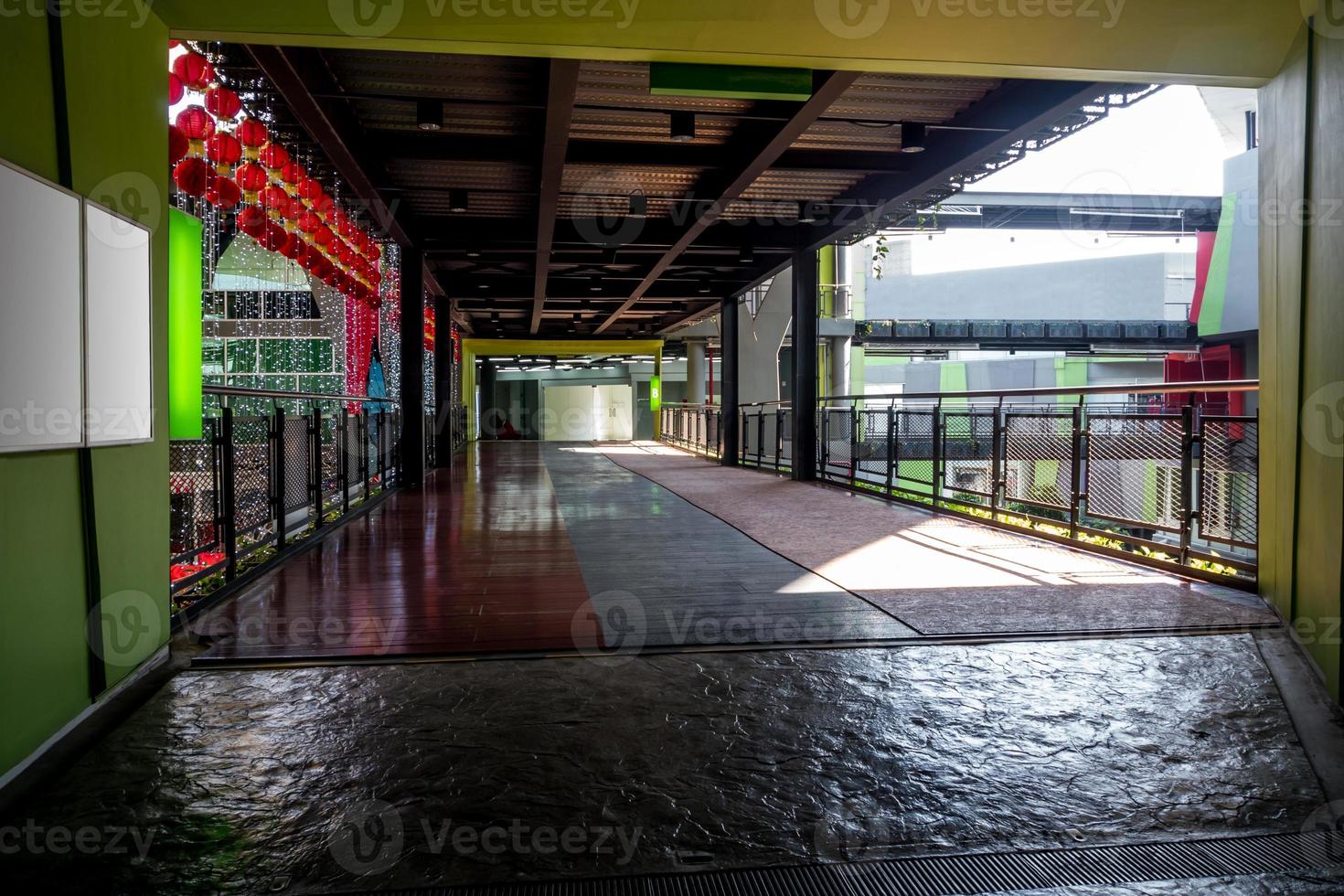 sol de la passerelle du couloir dans le centre commercial les jours où il n'y a personne photo