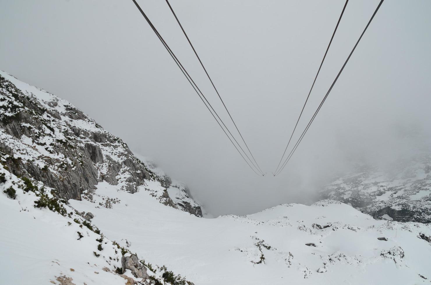 téléphérique et brouillard photo