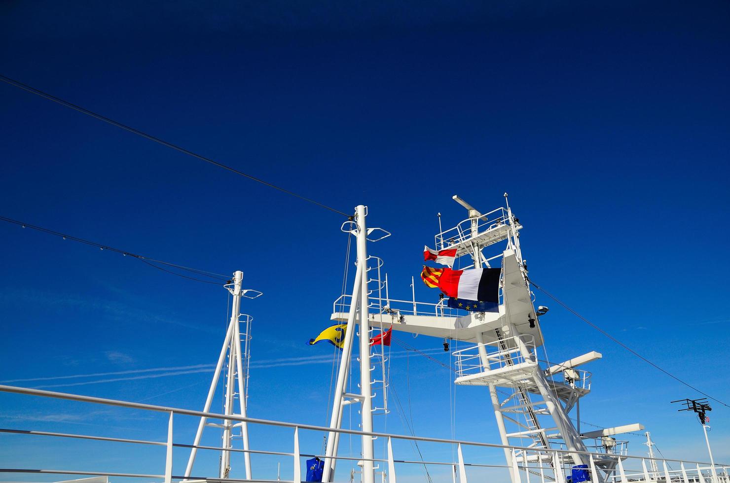 drapeaux colorés sur un bateau de croisière photo