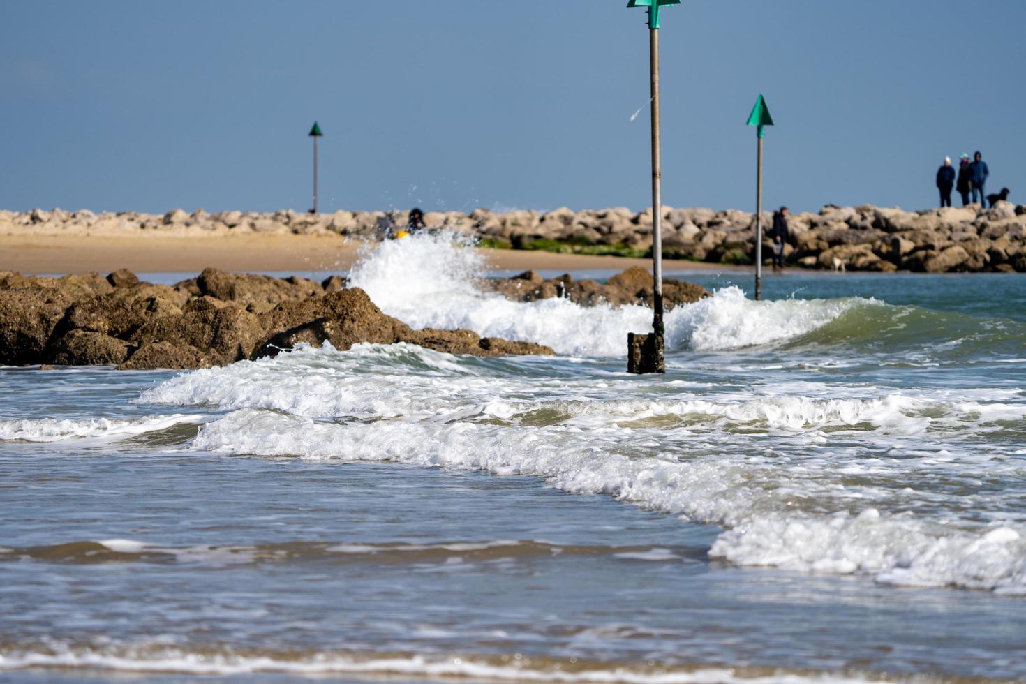 vagues se brisant sur la plage photo