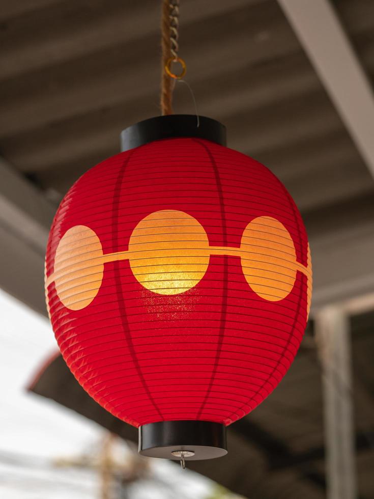 une lanterne ou une lampe en papier japonais rouge. photo