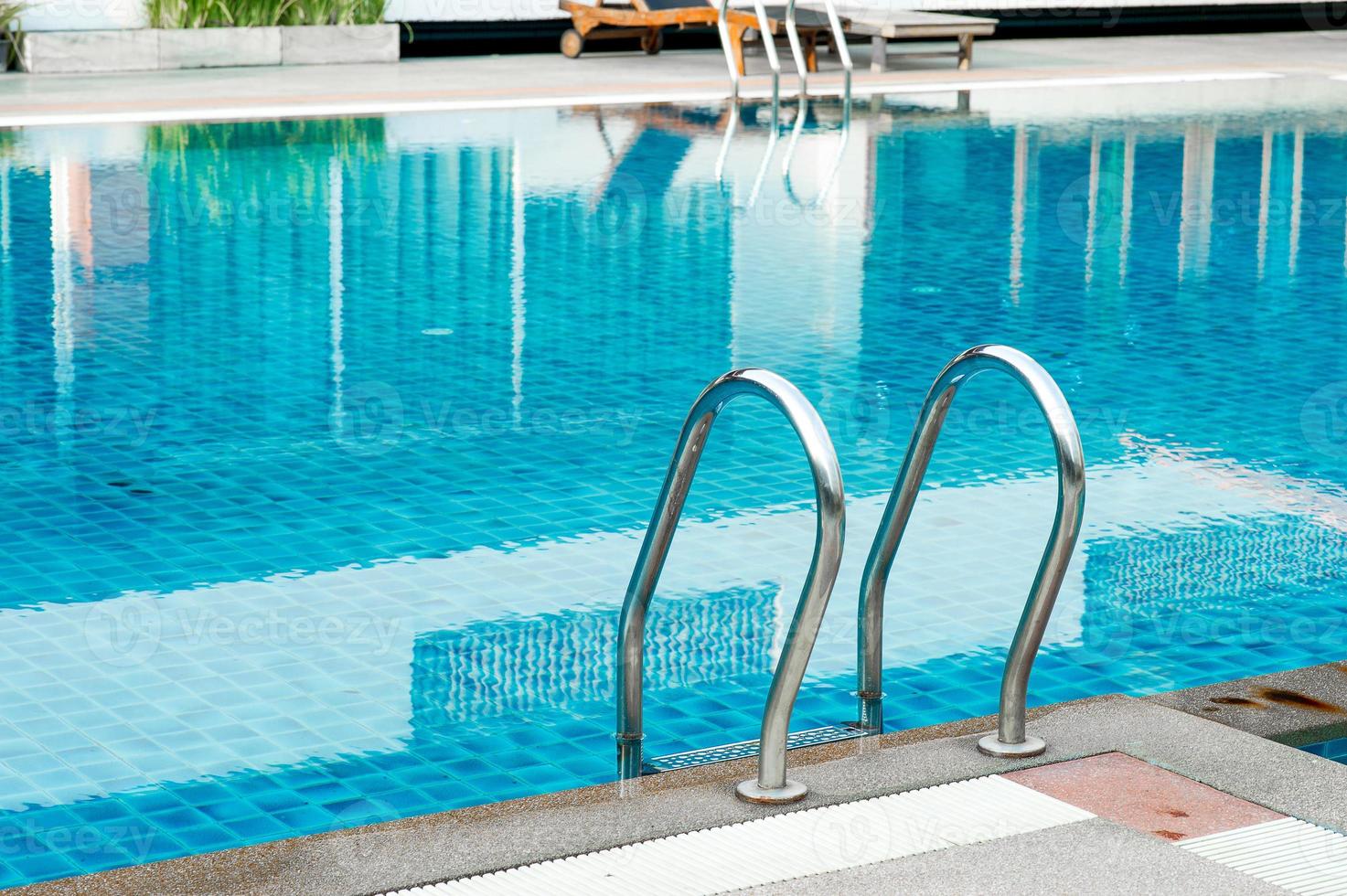 piscine bleue prête à jouer chaude pour ceux qui aiment jouer avec l'espace de copie. photo