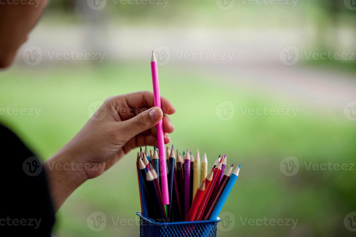 images à la main et au crayon, concept d'éducation de couleur de fond vert avec espace de copie photo