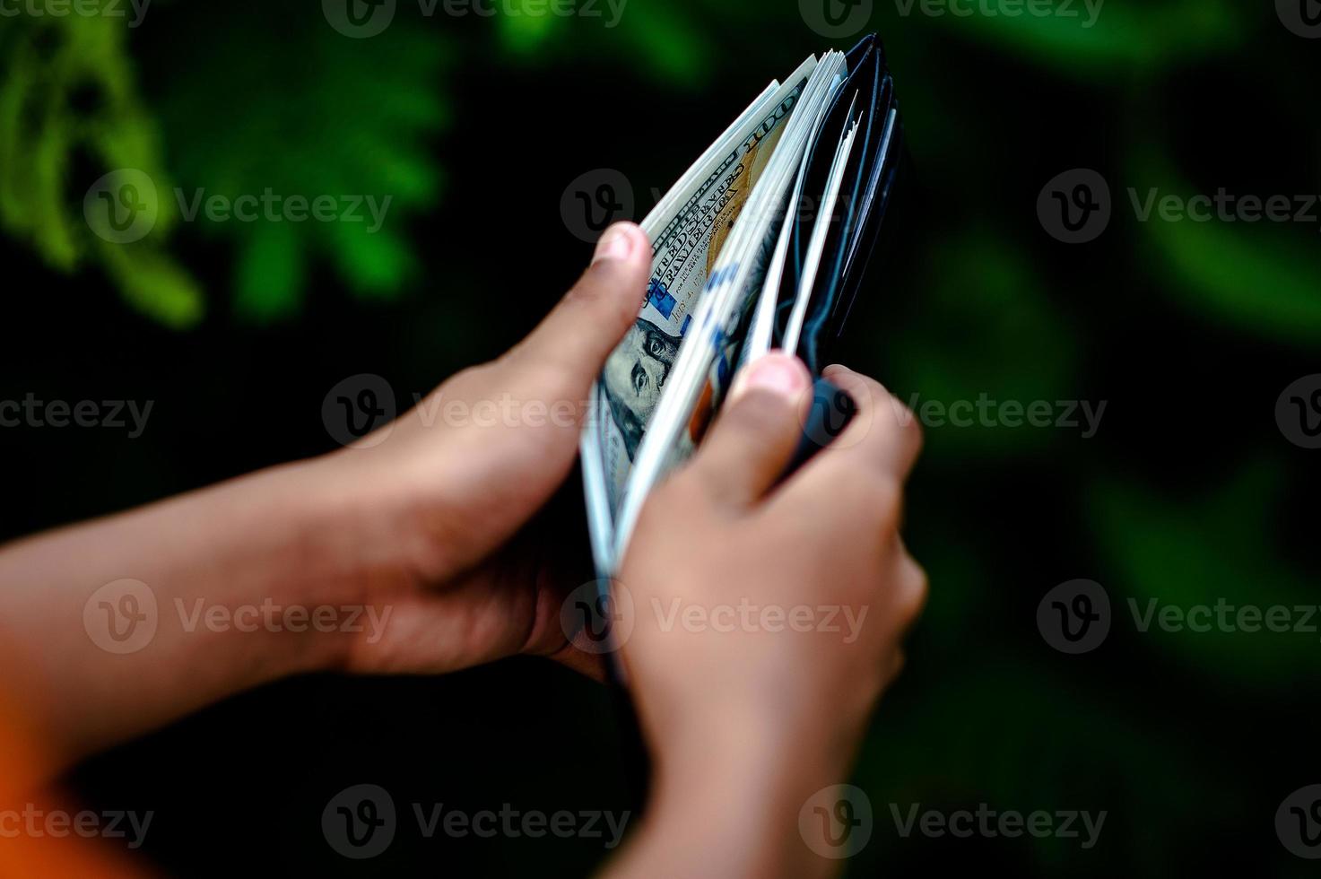 concept d'images de la main et du sac à main dollar de la finance d'entreprise photo