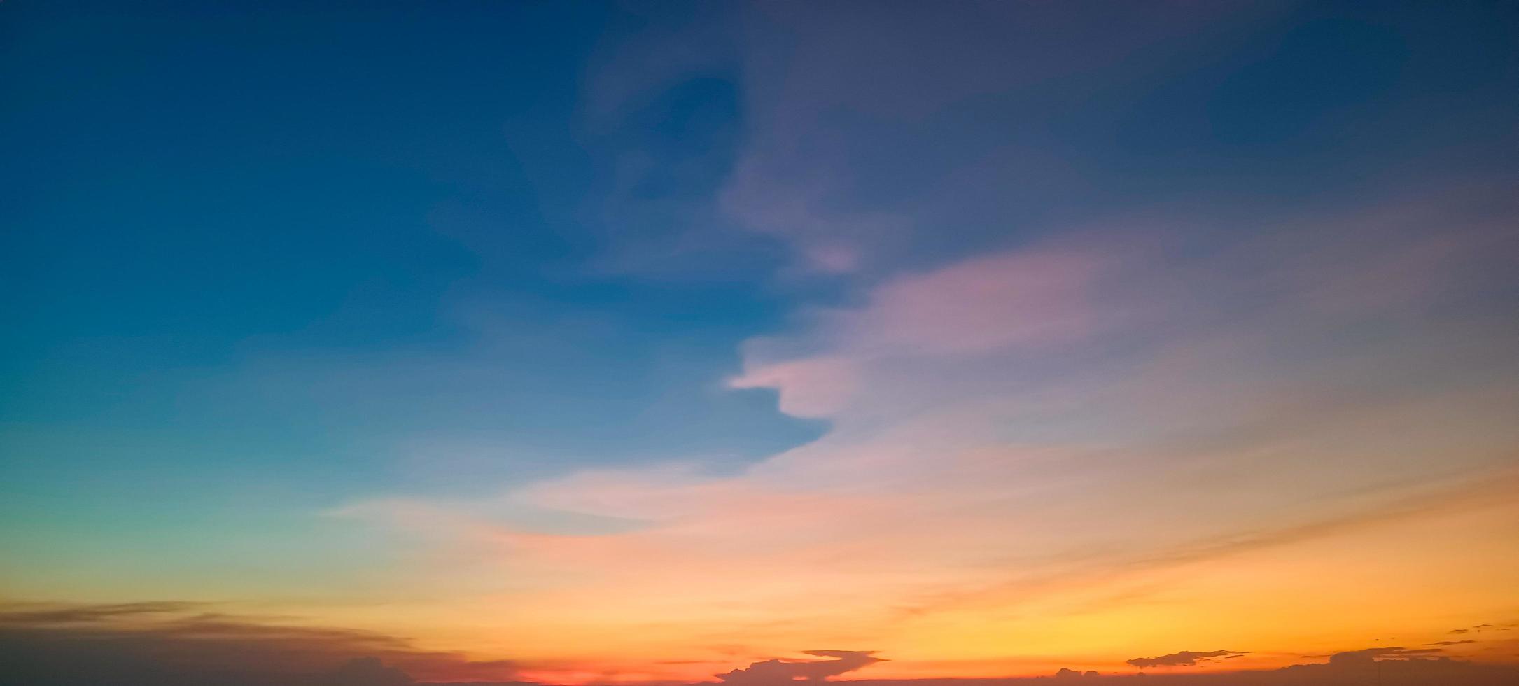 ciel magnifique fond de coucher de soleil au crépuscule, image de paysage de nature étonnante coucher de soleil, fond de ciel, grands nuages colorés. photo