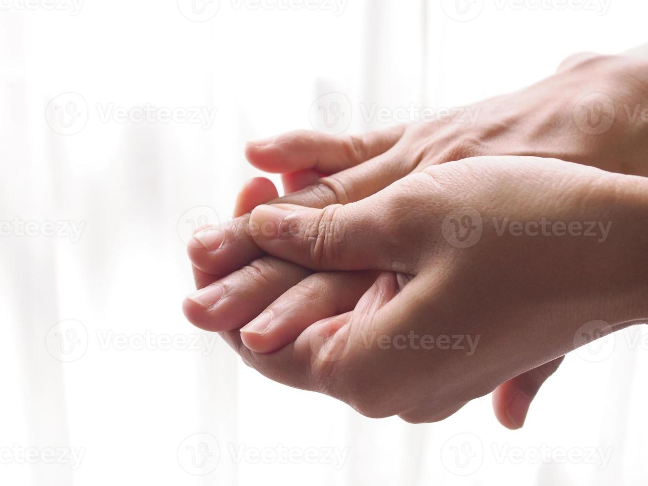 femmes asiatiques souffrant de douleurs aux doigts, de mains et d'engourdissements. photo