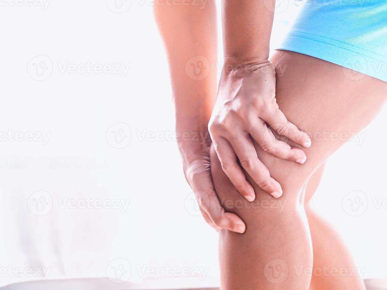 jeunes femmes asiatiques souffrant de douleurs musculaires avec douleurs au genou et aux jambes photo